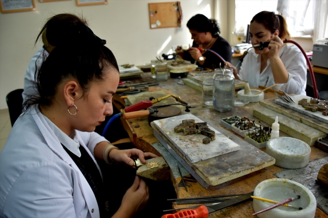 Osmanlı padişahlarının eşyalarındaki motifler aksesuarlara uyarlandı